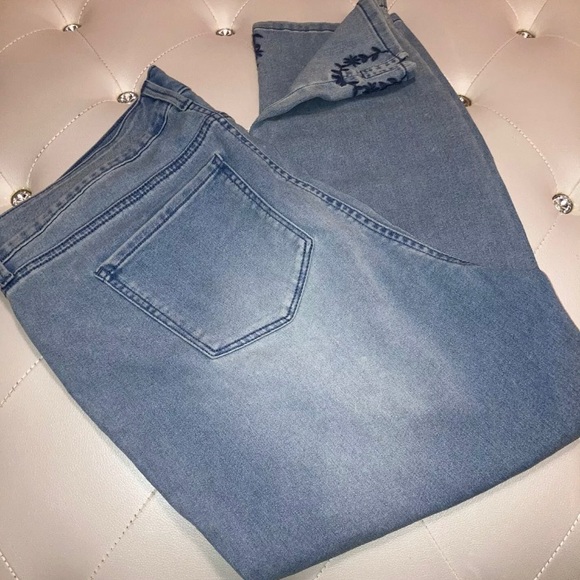 NEW Style & Co Blue Denim Floral Cropped Jeans Size 16W - Picture 3 of 9